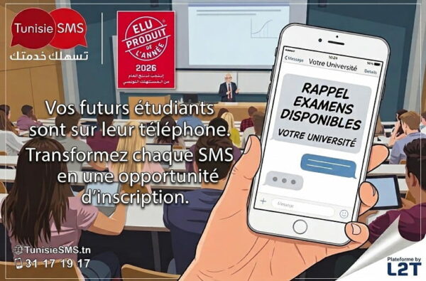 Illustration d'un amphi universitaire avec les logos TunisieSMS et Élu Produit de l'Année 2026, montrant un smartphone affichant un SMS de rappel d'examens.